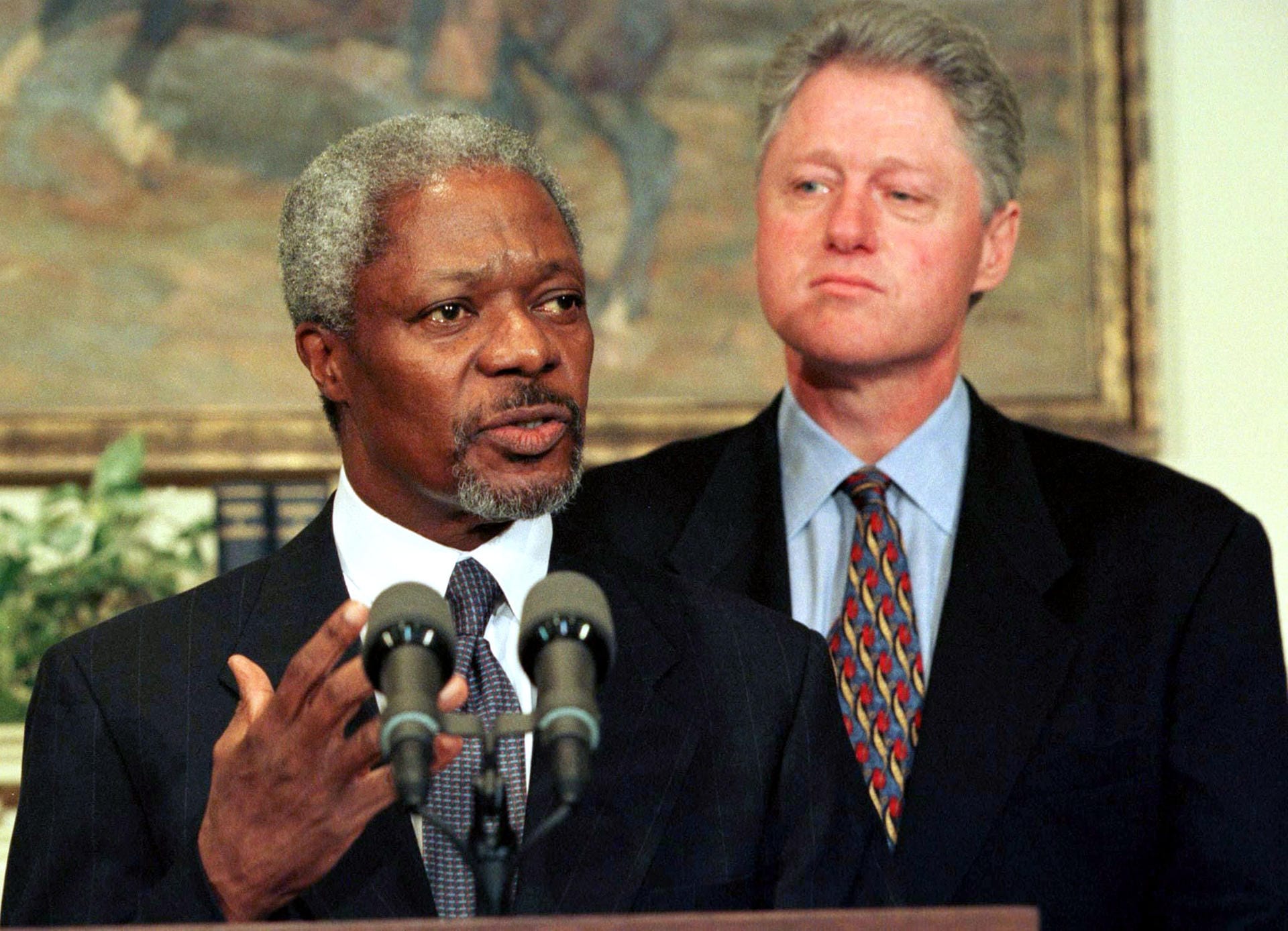 Am 17. Dezember 1996 wurde der Ghanaer Kofi Annan auf Vorschlag der USA zum siebten Generalsekretär der Vereinten Nationen gewählt. Sein Amt trat er ab dem 1. Januar 1997 an. Im Bild hält er eine Rede am 23. Januar im Weißen Haus, nachdem er den damaligen US-Präsidenten Bill Clinton getroffen hat.