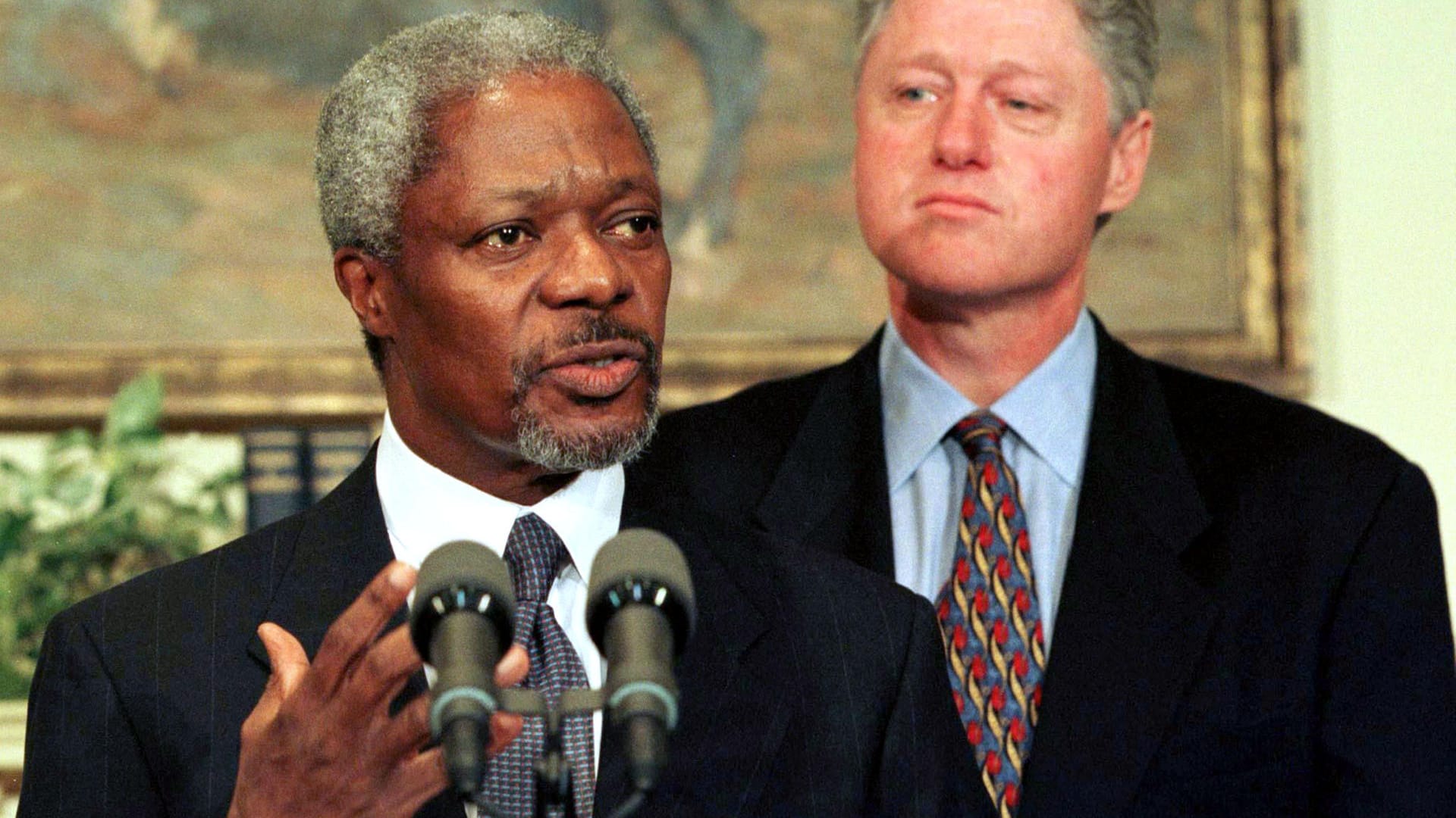 Am 17. Dezember 1996 wurde der Ghanaer Kofi Annan auf Vorschlag der USA zum siebten Generalsekretär der Vereinten Nationen gewählt. Sein Amt trat er ab dem 1. Januar 1997 an. Im Bild hält er eine Rede am 23. Januar im Weißen Haus, nachdem er den damaligen US-Präsidenten Bill Clinton getroffen hat.