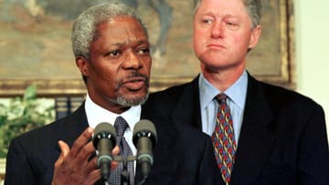 Am 17. Dezember 1996 wurde der Ghanaer Kofi Annan auf Vorschlag der USA zum siebten Generalsekretär der Vereinten Nationen gewählt. Sein Amt trat er ab dem 1. Januar 1997 an. Im Bild hält er eine Rede am 23. Januar im Weißen Haus, nachdem er den damaligen US-Präsidenten Bill Clinton getroffen hat.