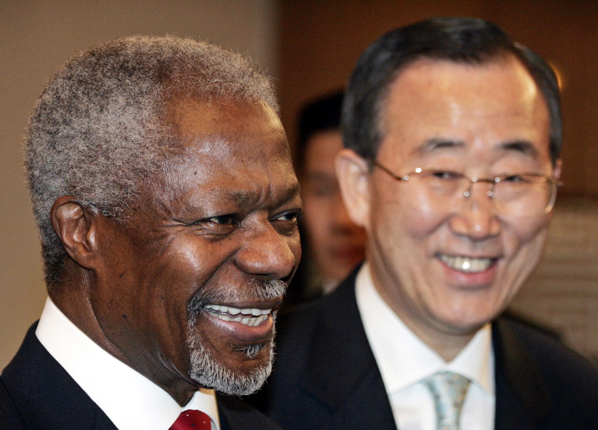 Im März 2005 präsentierte Annan ein Reformpaket zur Modernisierung der Vereinten Nationen, unter anderem enthielt es Vorschläge zur globalen Abrüstung. Der Plan wurde aber nur teilweise umgesetzt. Annans zweite fünfjährige Amtszeit endete am 31. Dezember 2006. Sein Nachfolger wurde der damalige südkoreanische Außenminister Ban Ki-moon (rechts im Bild).