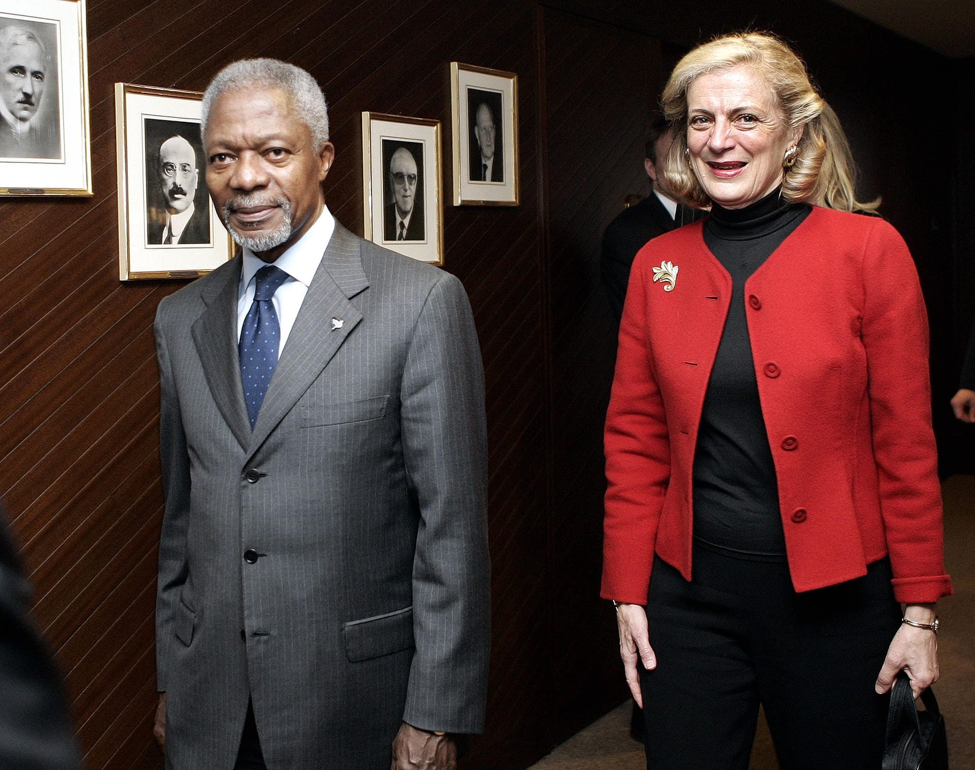 Kofi Annan zusammen mit Ehefrau Nane Maria Annan. Kofi Annan war mit der schwedischen Anwältin und Künstlerin in zweiter Ehe seit 1984 verheiratet. Das Bild zeigt die beiden im Januar 2006 im Hauptsitz der Fifa in Zürich.