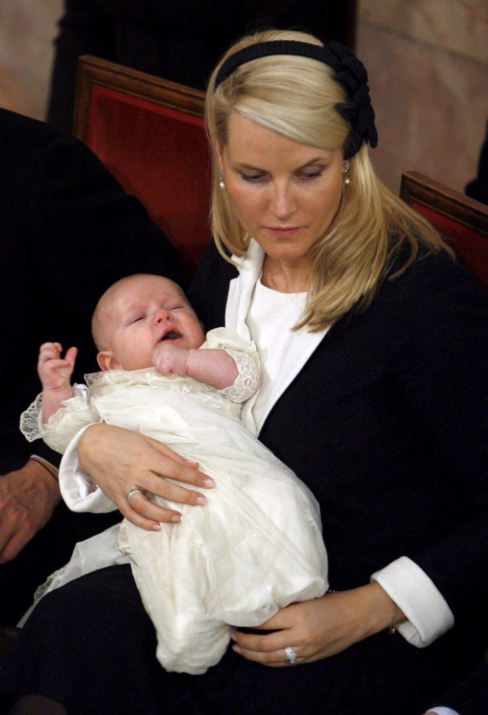 Mit ihrem Jüngsten: Hier hält Mette-Marit den kleinen Prinz Sverre Magnus im Arm.
