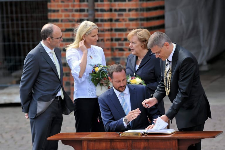 In Deutschland war sie auch schon: Beim Staatsbesuch wurde das royale Paar von Bundeskanzlerin Merkel empfangen.