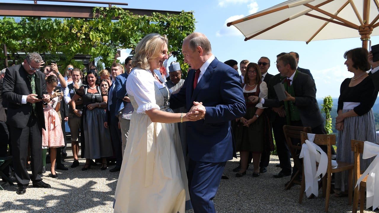 Hochzeitsfest: Karin Kneissl (FPÖ), Außenministerin von Österreich, tanzt mit Wladimir Putin.