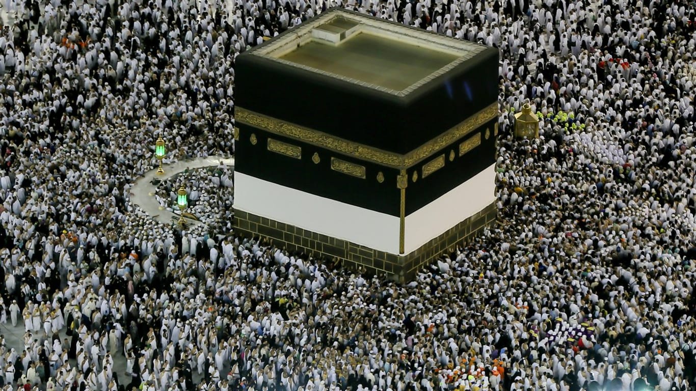 Pilger umkreisen in der großen Moschee in Mekka die Kaaba.