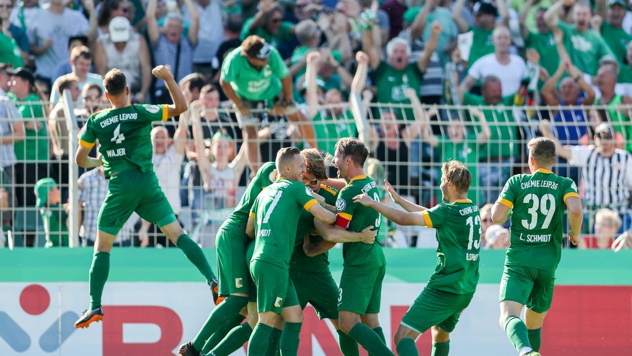 Chemie Leipzigs Spieler feiern den Sieg gegen Regensburg.