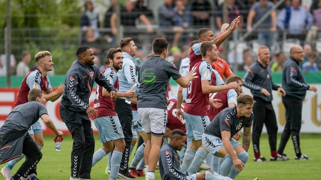 Flensburgs Spieler feiern den Sieg gegen den VfL Bochum.