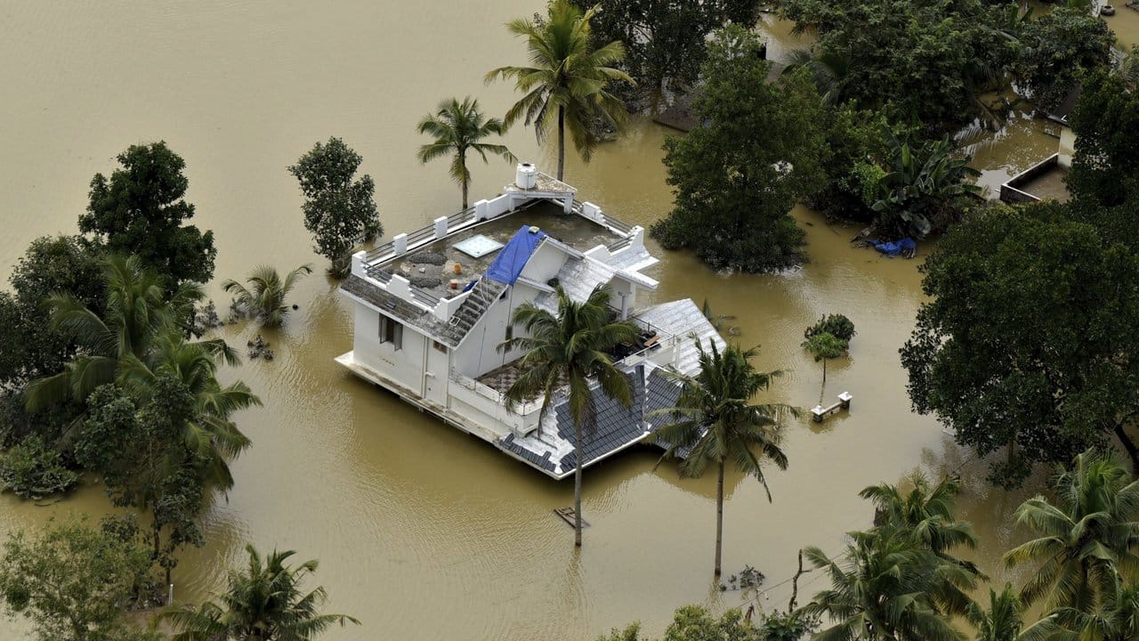 Vom Wasser eingeschlossen: Ein Haus im südindischen Bundesstaat Kerala.
