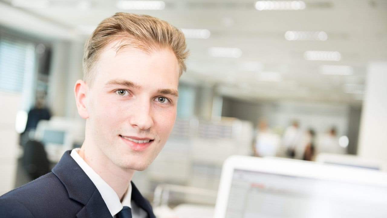 Das Interesse an Immobilien wurde ihm schon in die Wiege gelegt: Auch seine Eltern sind in der Branche tätig - David Schmidt absolviert bei Engel & Völkers in Berlin eine Ausbildung zum Immobilienkaufmann.