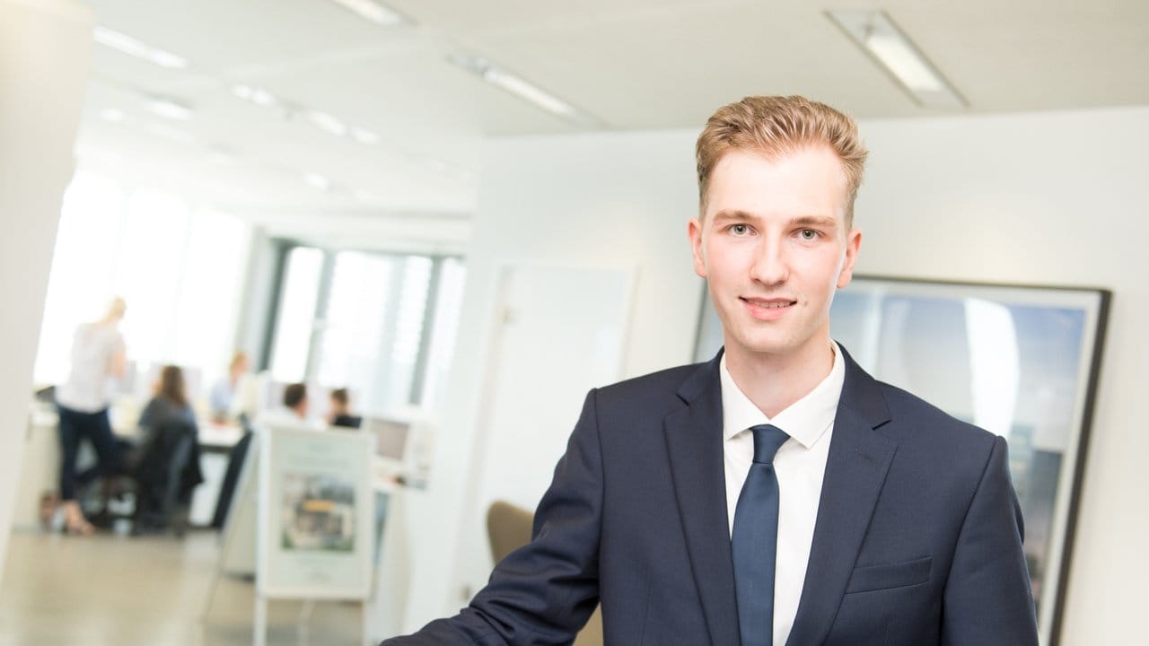 Seine Ausbildung zum Immobilienkaufmann ist abwechslungsreich - David Schmidt arbeitet im Büro bei Engel & Völkers in Berlin.