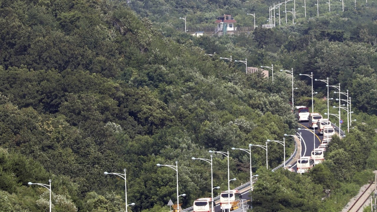 Die Südkoreaner sind mit Bussen über die schwer bewachte Grenze gebracht worden.