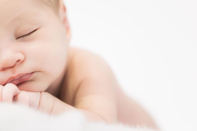 Süße Babybilder sind das Ergebnis eines gelungenen Newborn-Shootings.