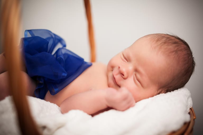 Baby-Fotoshootings können entweder zu Hause oder im Studio stattfinden.