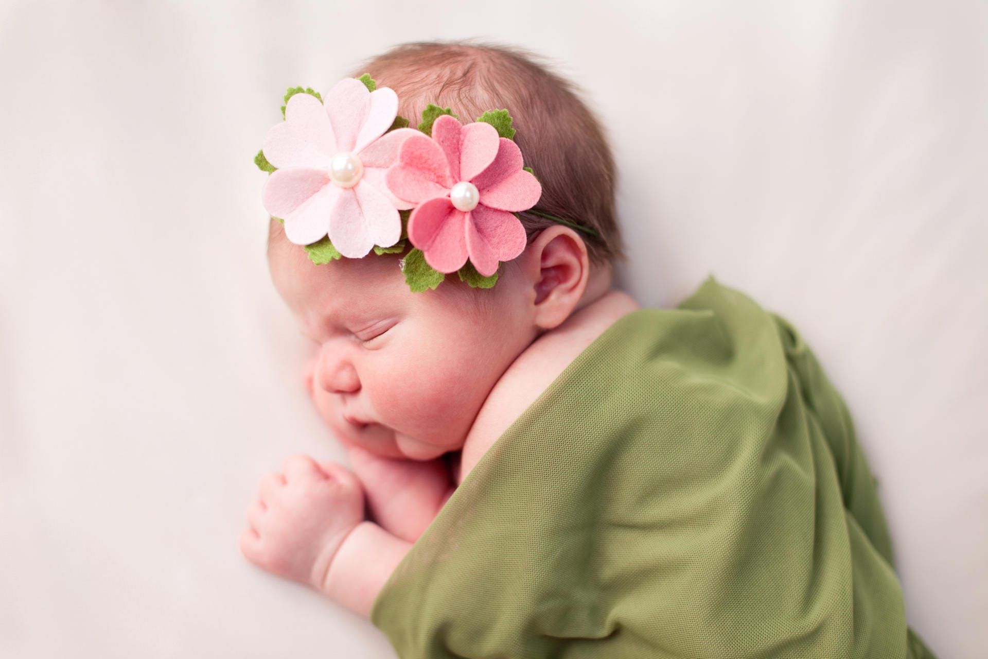 Für ein Fotoshooting mit einem Neugeborenen müssen Eltern einige Stunden Zeit einplanen.
