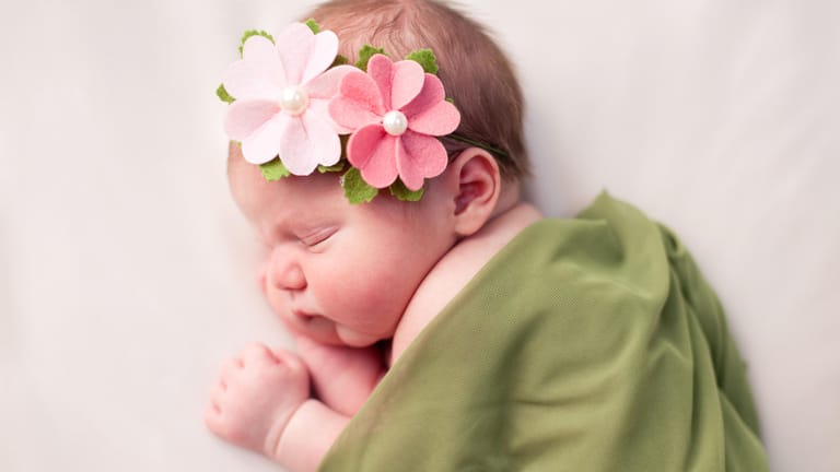 Für ein Fotoshooting mit einem Neugeborenen müssen Eltern einige Stunden Zeit einplanen.