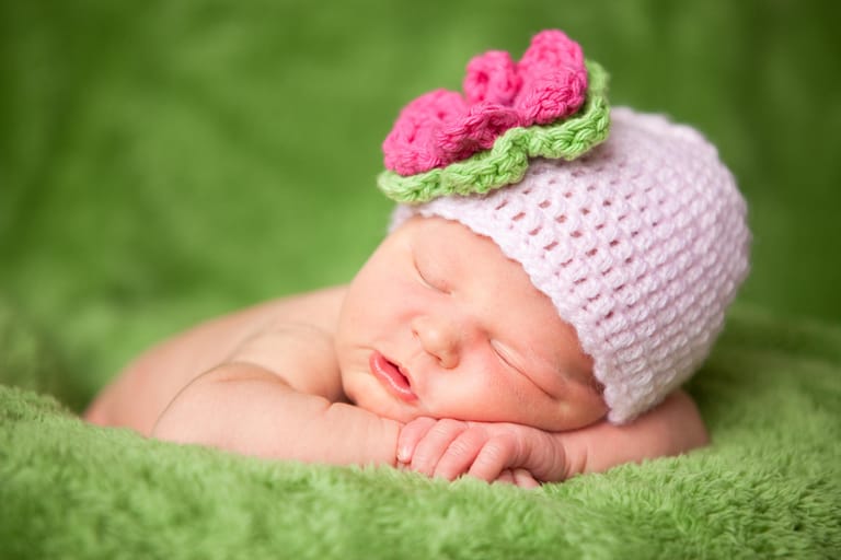 Beim Fotografieren von Neugeborenen setzen Fotografen ihnen gerne Mützchen auf oder verwenden andere Accessoires.