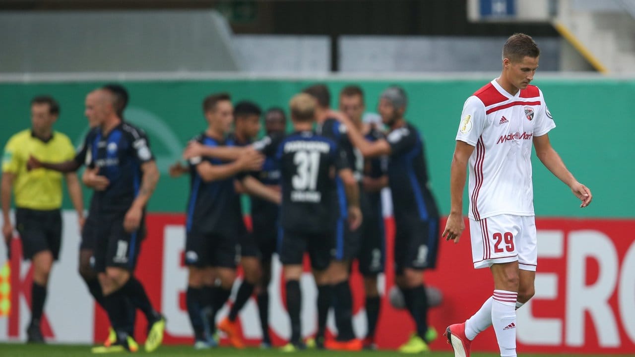 Ingolstadts Thorsten Röcher (r) lässt nach dem Treffer der Paderborner zur 1:0-Führung den Kopf hängen.