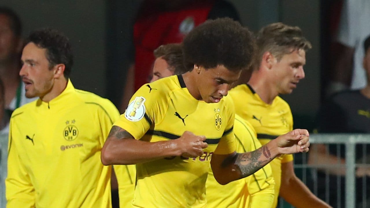 Axel Witsel (M) hat mit seinem Treffer zum 1:1 in der Nachspielzeit Borussia Dortmund in die Verlängerung gegen Fürth gerettet.