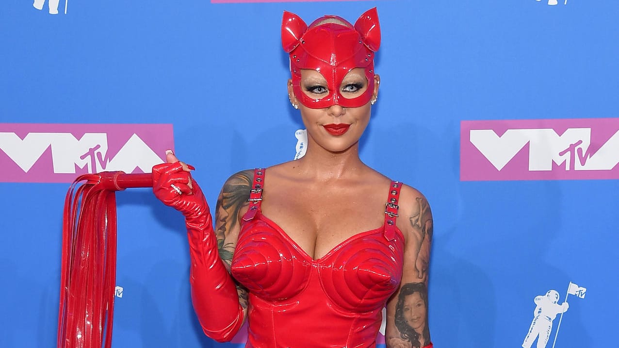 Roter Lack und Peitsche: Amber Rose im Batwoman-Look.