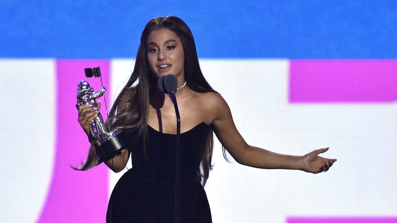 Ariana Grande nimmt ihren Preis für das beste Pop-Video ("No Tears Left to Cry") entgegen.