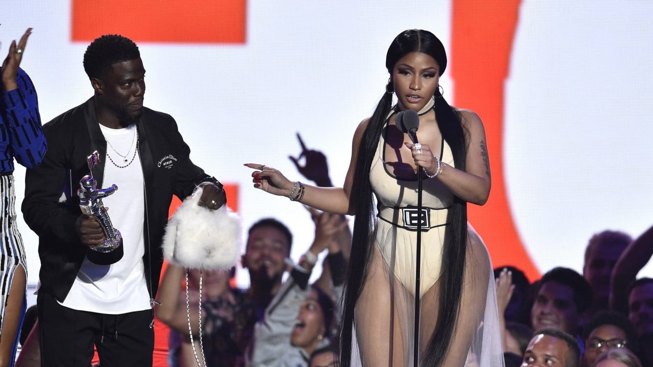 Kevin Hart überreicht Nicki Minaj den Preis für das beste Hip-Hop-Video.