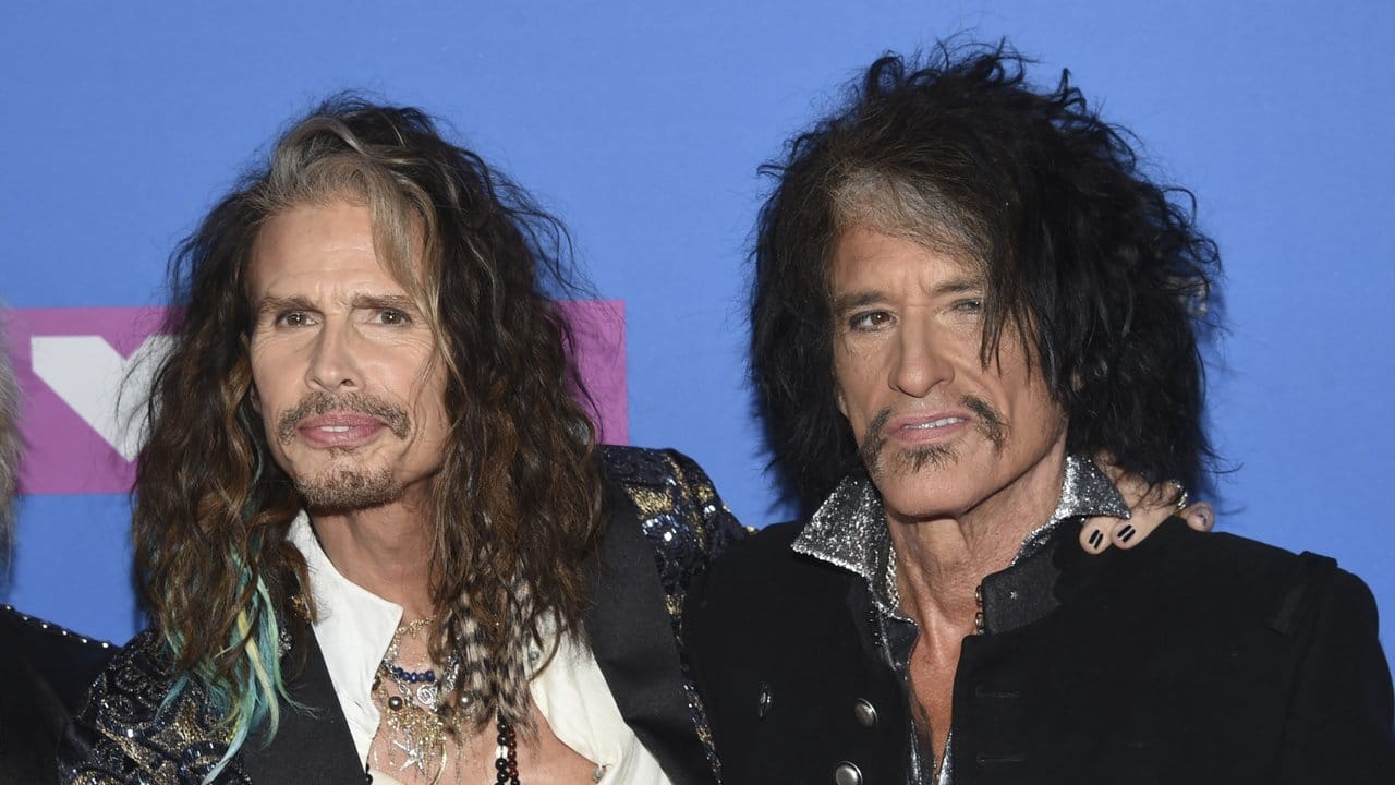 Steven Tyler und Joe Perry von Aerosmith haben die Haare schön.