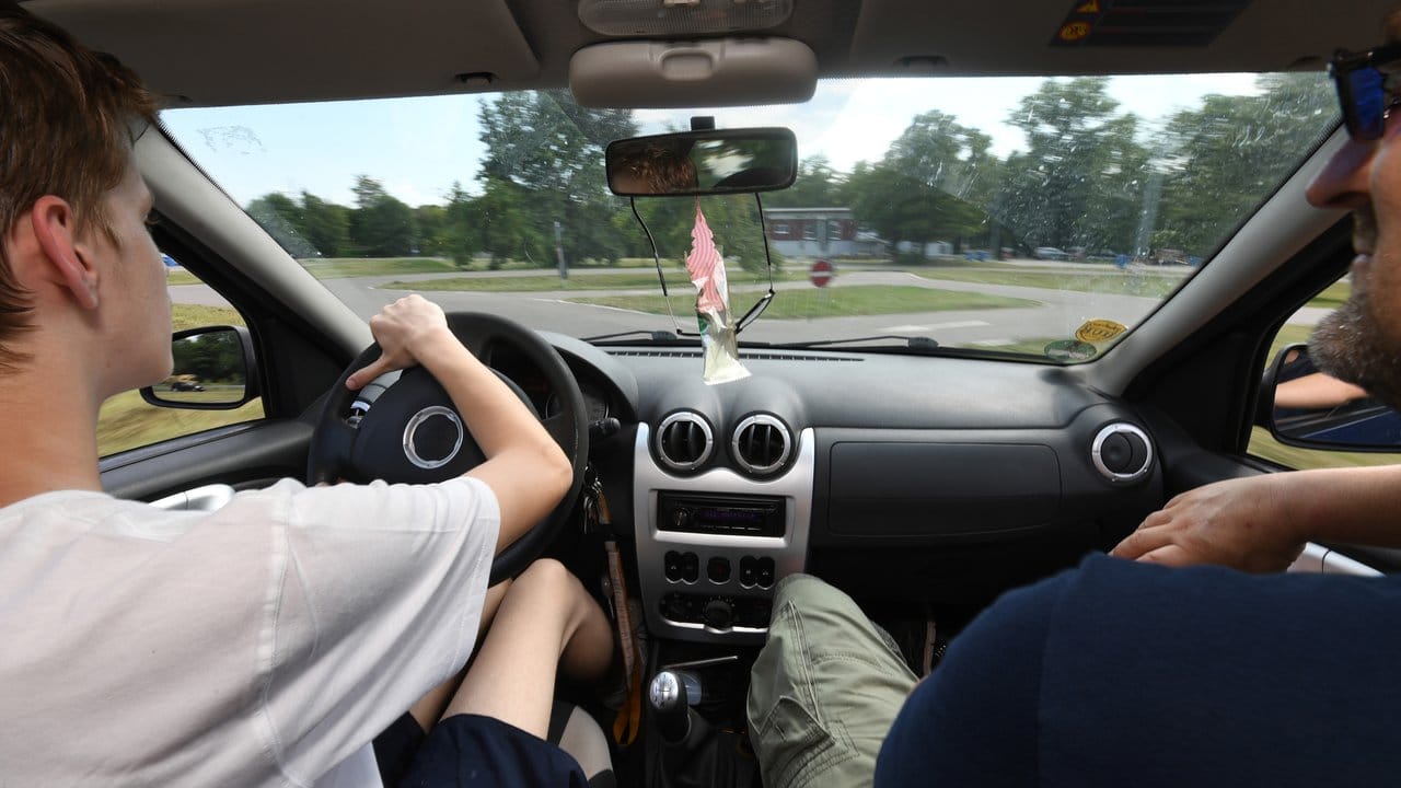 Dominik Didwissus (l) bei Fahrübungen mit seinem Vater Steffen auf dem Verkehrsübungsplatz Karlsruhe. Dominik Didwissus (l) bei Fahrübungen mit seinem Vater Steffen auf dem Verkehrsübungsplatz Karlsruhe.