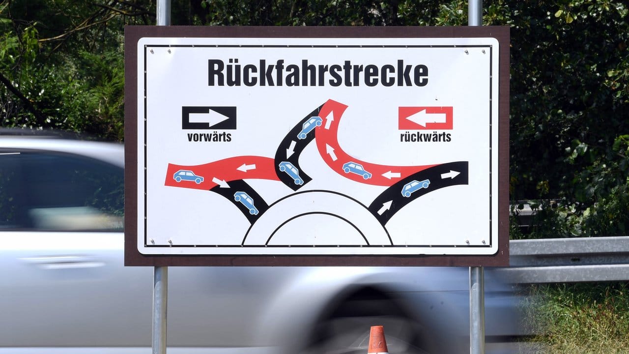 Auf dem Übungsplatz kann man auch Rückwärtsfahren trainieren. Auf dem Übungsplatz kann man auch Rückwärtsfahren trainieren.