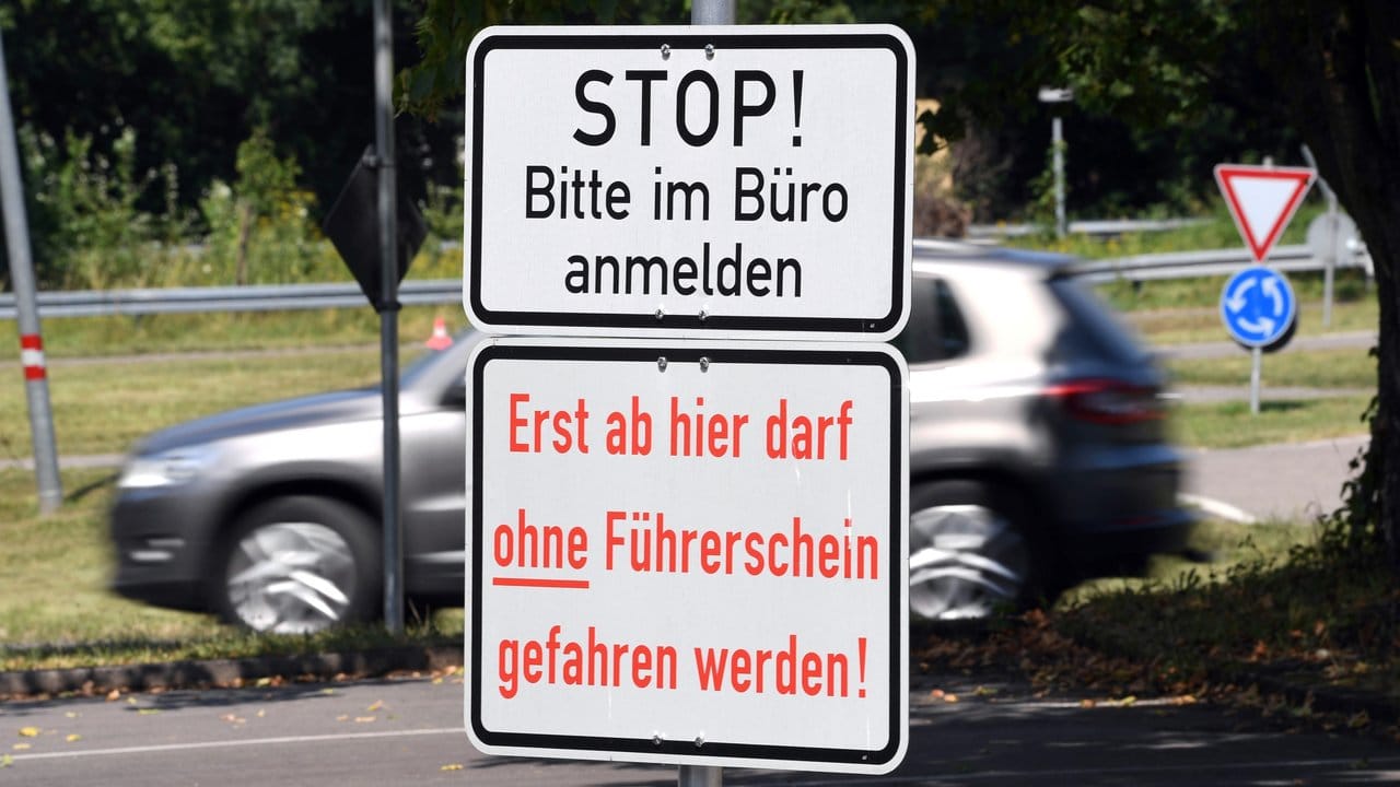 Auf dem Verkehrsübungsplatz Karlsruhe können Fahranfänger praktische Erfahrungen sammeln. Auf dem Verkehrsübungsplatz Karlsruhe können Fahranfänger praktische Erfahrungen sammeln.