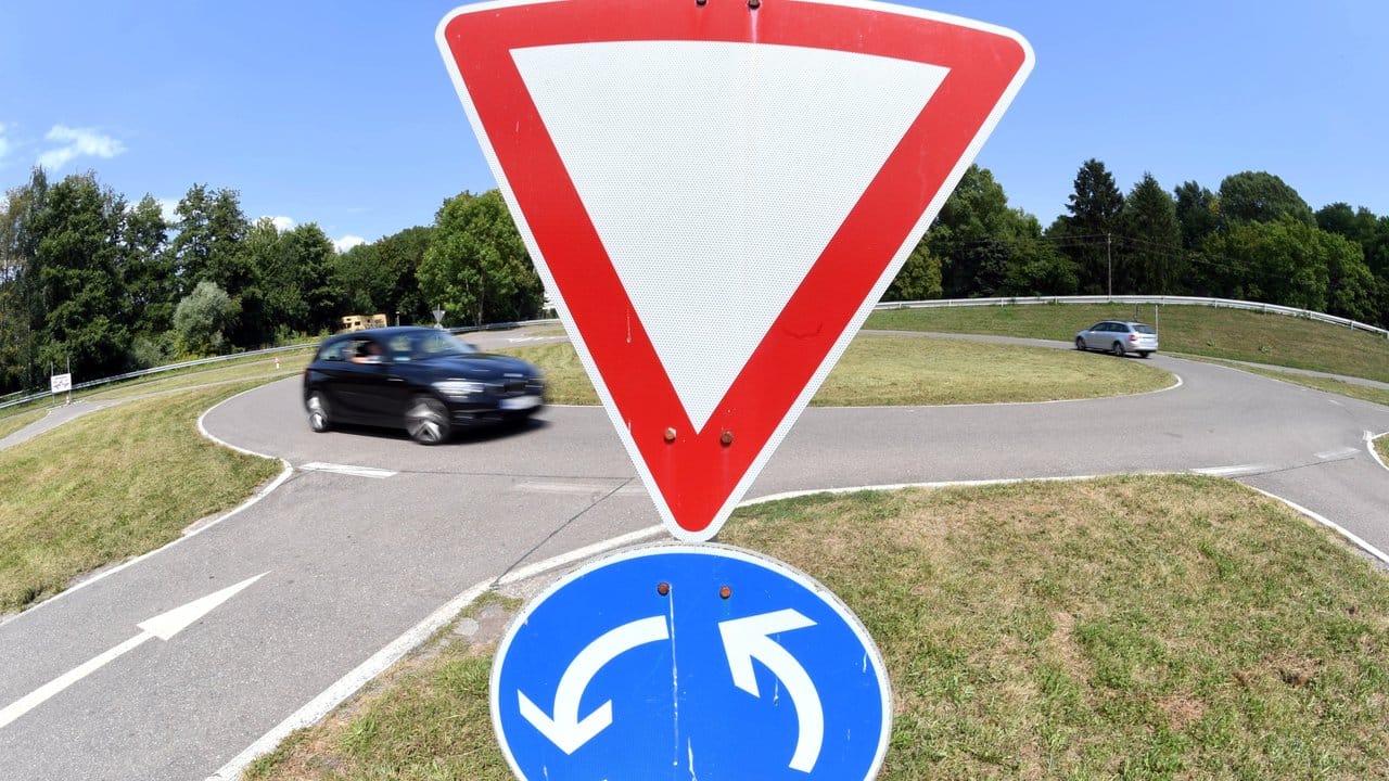Auch das Fahren im Kreisverkehr will gelernt sein. Auch das Fahren im Kreisverkehr will gelernt sein.