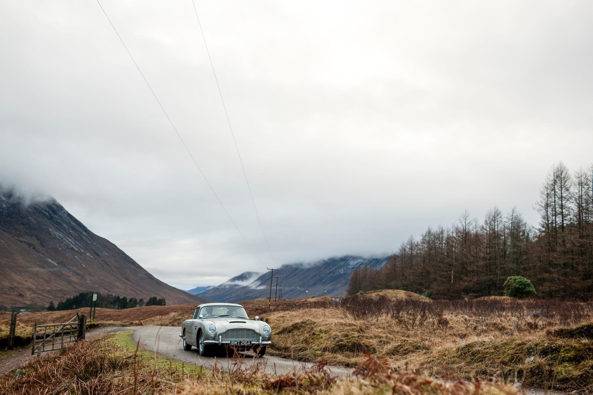 Unterwegs in Schottland (Szene aus "Skyfall"): Auch das drehbare Kennzeichen des Bond-Autos wird die Neuauflage erhalten – eine Straßenzulassung allerdings nicht.
