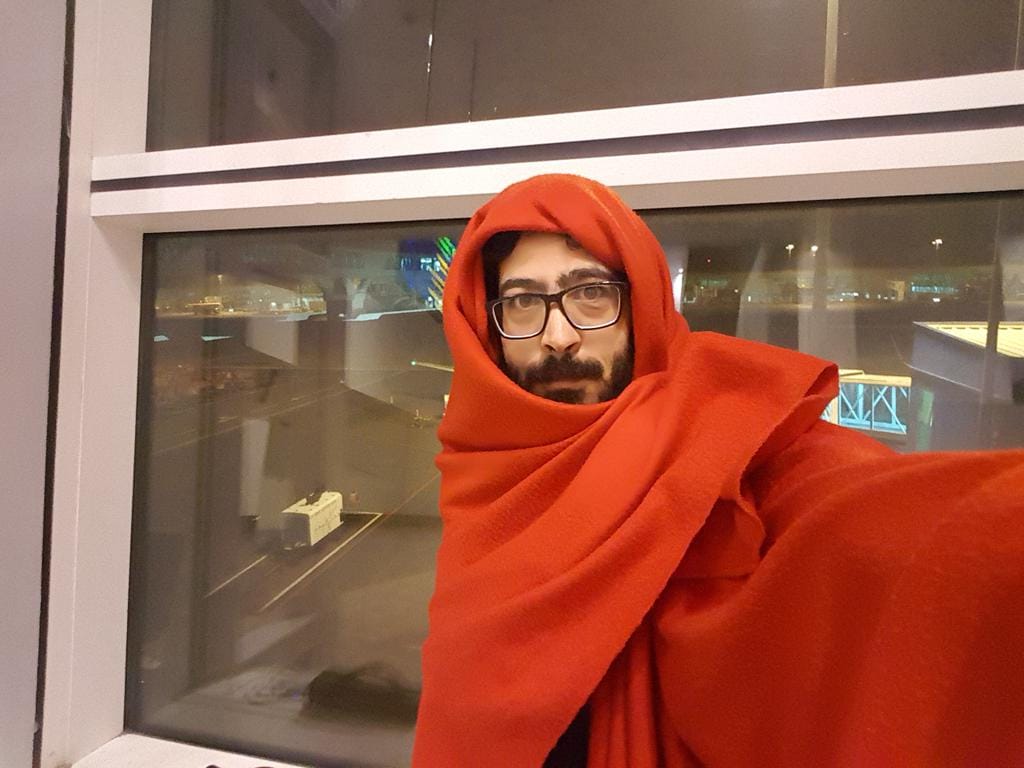 Zu kalt: Durch die Klimaanlage hat sich Hassan al Kontar übel erkältet. Unterstützer haben ihm ein paar Medikamente vorbei gebracht.