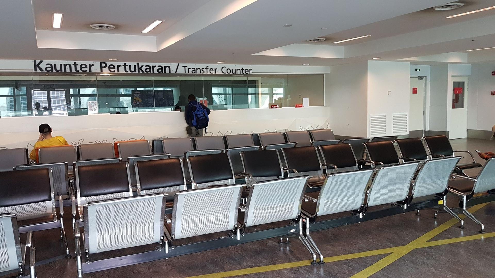 Warten am Flughafen: Anfangs hat der Syrer auf den Sitzreihen geschlafen. Die Matratze bekam er erst später von Kanadiern geschenkt.