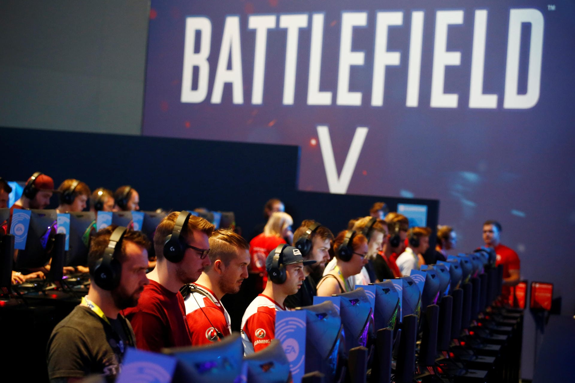 Aktuelle und kommende Spiele können auf der Gamescom angezockt werden. Auf dem Bild spielen Gamer das kommende "Battlefield V".