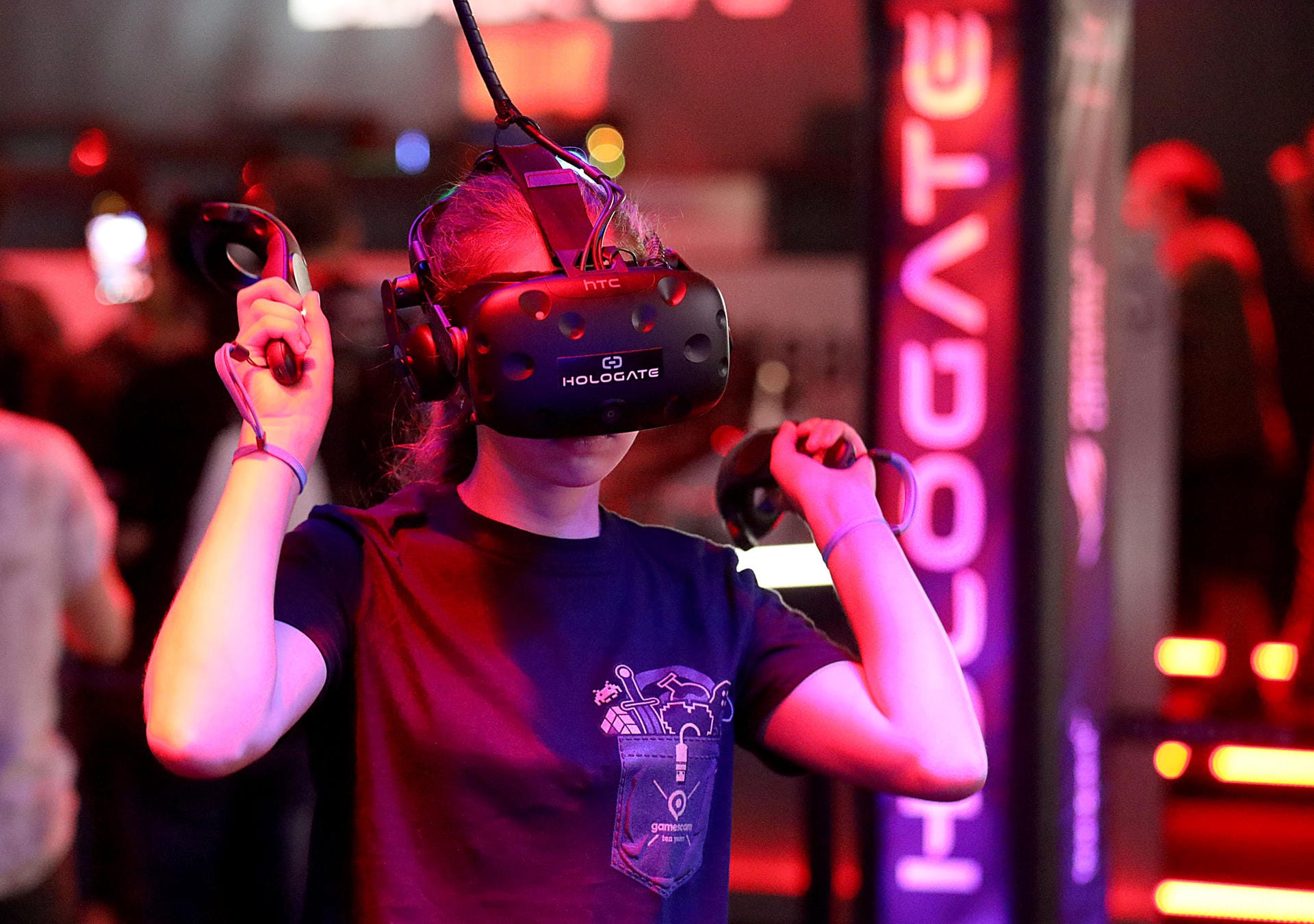 Zum zehnten Mal findet die Videospielmesse in Köln statt. Das Foto zeigt eine Besucherin, die mit einer VR-Brille auf dem Stand von Hologate spielt.