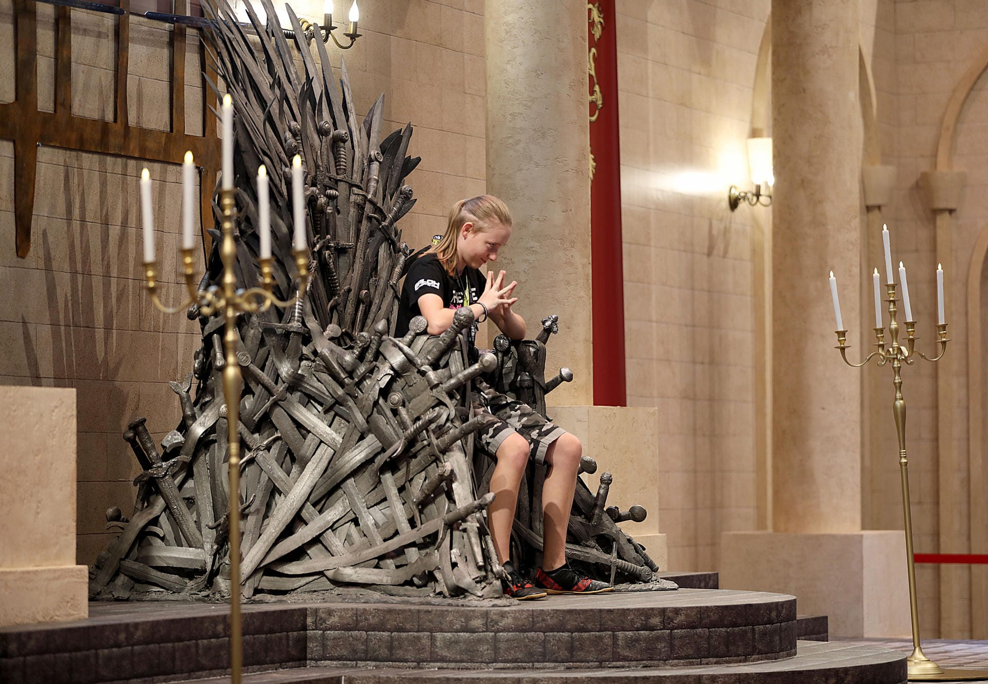 Eine Besucherin der Gamescom lässt sich auf dem Stand für das Spiel Game of Thrones des Entwicklers Cyanide Studio fotografieren.