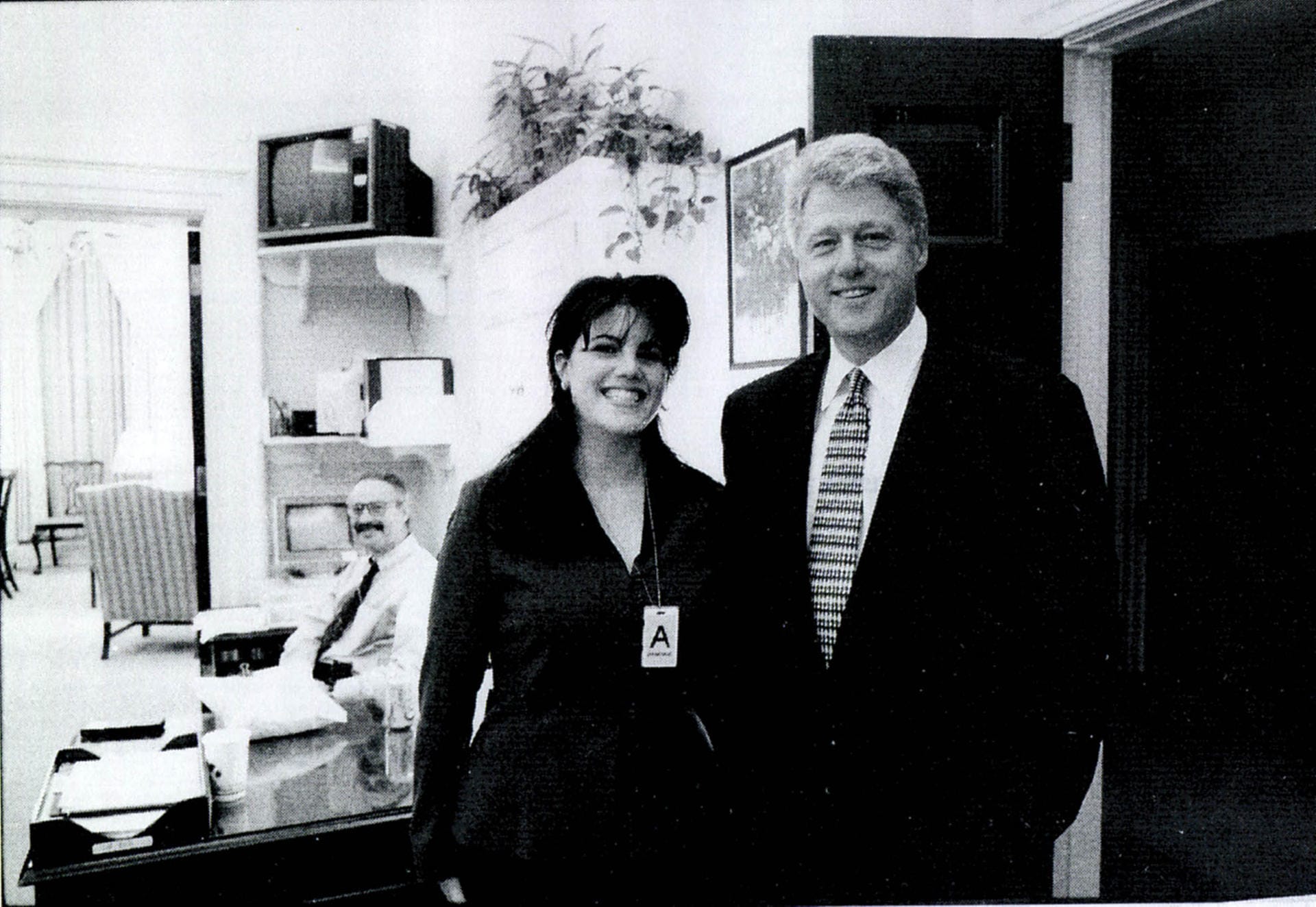 Bill Clinton und die ehemalige Praktikantin Monica Lewinsky. Clinton leugnete zunächst eine Affäre. Unter anderem diese Lüge führte im Dezember 1998 dazu, dass die republikanische Mehrheit im Abgeordnetenhaus für seine Amtsenthebung stimmte. Der Senat entschied anders. Clinton blieb im Amt.