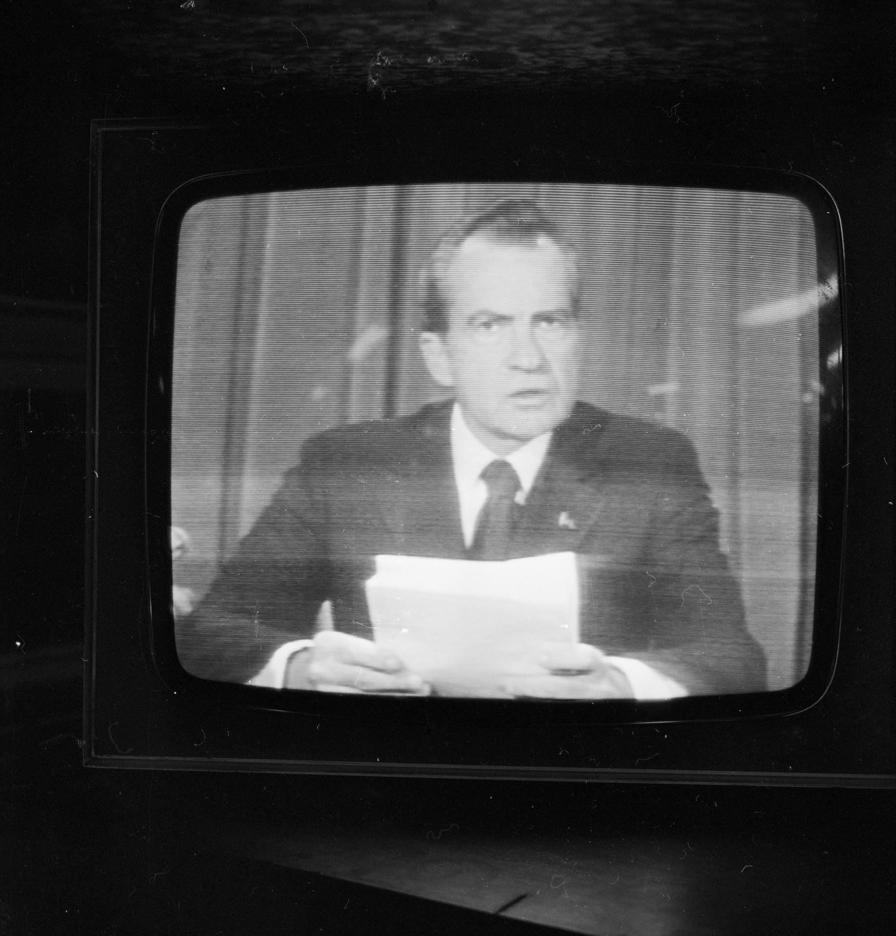 Richard Nixon verliest am 8. August 1974 seine Rücktrittserklärung – er ist damit der erste und bisher einzige US-Präsident, der zurücktrat. Nixon kam vermutlich einer Amtsenthebung zuvor. Ein Verfahren lief bereits. Grund war der Watergate-Skandal: Nixon hatte ins Hauptquartier der Demokraten einbrechen und Wanzen installieren lassen.