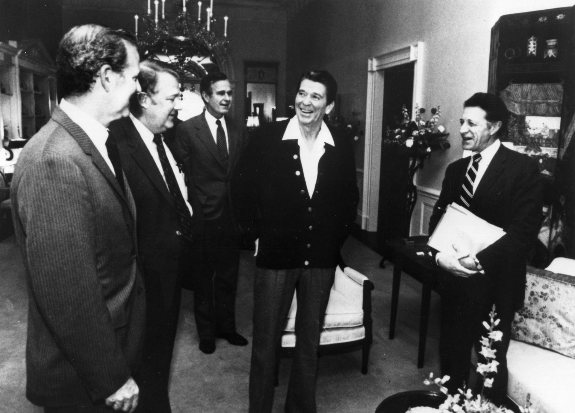 Präsident Ronald Reagan (2 v r.) und sein Vize George H. W. Bush (3.v r), der später Präsident wurde: Während Reagans Präsidentschaft verkauften die USA heimlich Waffen an den Iran, was eigentlich verboten war. Mit dem Geld förderte sie die rechte Contra-Guerilla, die in Nicaragua gegen die linken Sandinisten kämpfte. Dieser Iran-Contra-Skandal wurde später für Bush im Wahlkampf zum Problem.