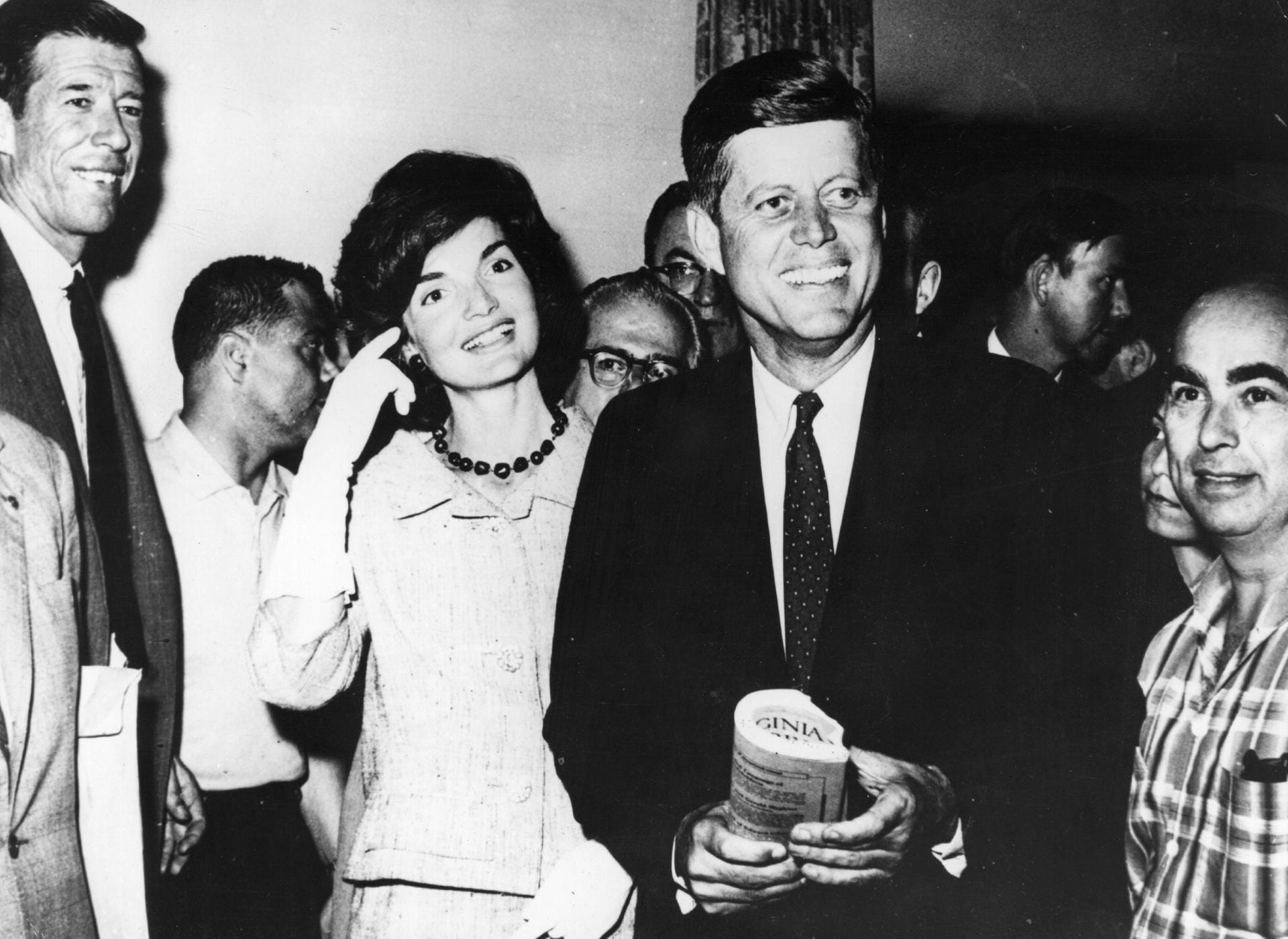John F Kennedy mit seiner Frau Jackie: Kennedy soll im Laufe seiner Amtszeit zahlreiche Affären gehabt haben, unter anderem mit Marilyn Monroe. Ein großer Skandal entwickelte sich daraus nicht. Damals wurde darüber allerdings wenig berichtet – das Intimleben galt als privat. Der größte politische Skandal war wohl die Invasion in der Schweinebucht: Die CIA unterstützte kubanische Exilanten bei einer Invasion gegen die kommunistischen Revolutionäre. Der Angriff scheiterte.
