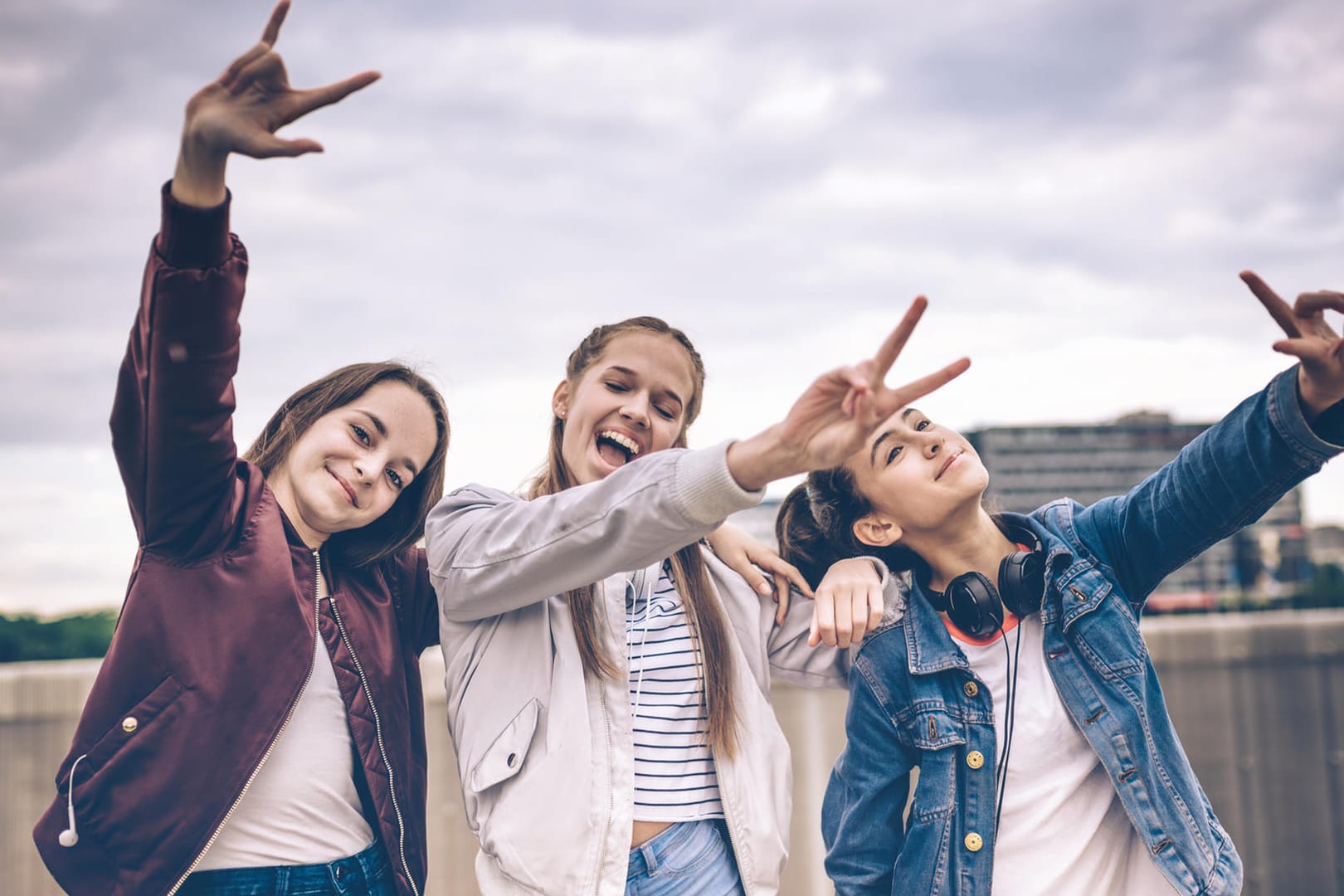 Teenager: Das Jugendschutzgesetz dient dem Wohl von Kindern und Jugendlichen.