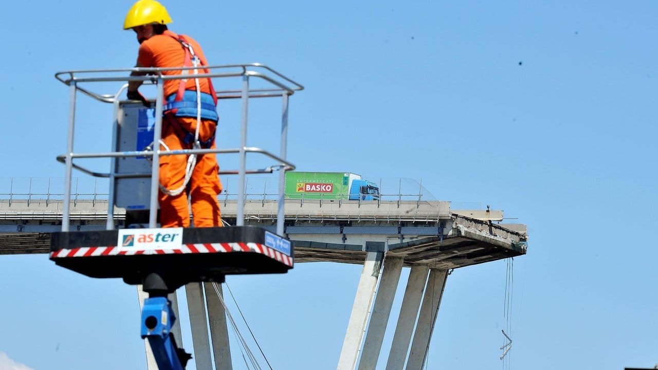 Experten fordern aus Sicherheitsgründen den sofortigen Abriss der Brückenreste.