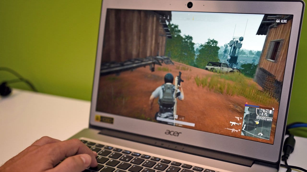 Aus dem Rechenzentrum auf den Laptop: Ein Gamescom-Besucher probiert die Cloud-Gaming-Plattform GeForce Now aus. Aus dem Rechenzentrum auf den Laptop: Ein Gamescom-Besucher probiert die Cloud-Gaming-Plattform GeForce Now aus.