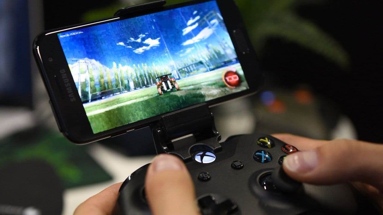 Die meisten Cloud-Gaming-Dienste funktionieren nach dem gleichen Prinzip: Abo abschließen, App runterladen und losspielen - wie hier mit Shadow fürs Smartphone. Die meisten Cloud-Gaming-Dienste funktionieren nach dem gleichen Prinzip: Abo abschließen, App runterladen und losspielen - wie hier mit Shadow fürs Smartphone.