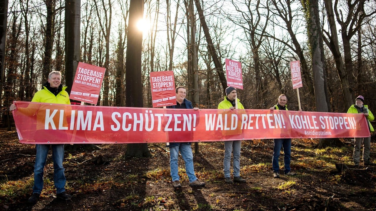 Umweltschützer des Bunds für Umwelt und Naturschutz (BUND) demonstrieren im Hambacher Forst.