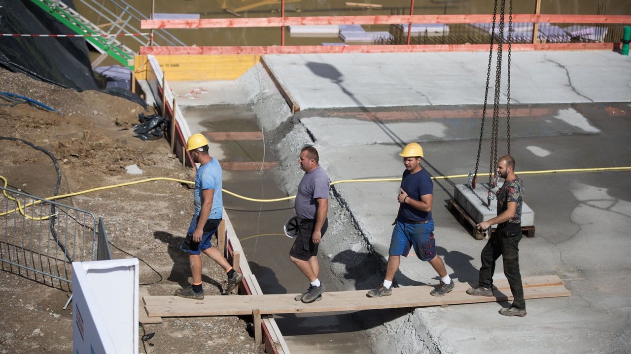 Baustelle in Berlin: Wer in einer der großen Städte Deutschlands wohnt, gibt häufig mehr als ein Drittel seines Einkommens für die Warmmiete aus.