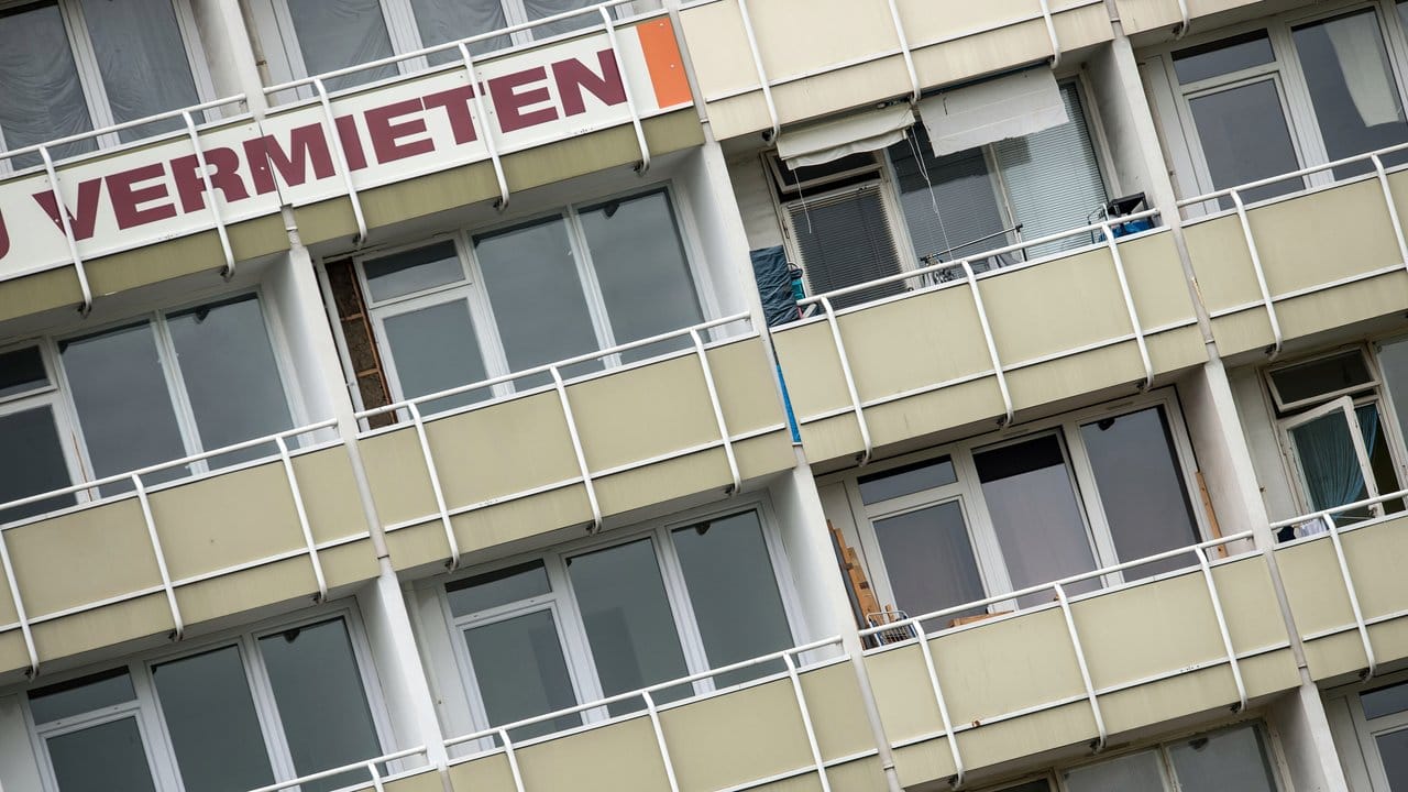 "Zu vermieten" steht in großen Lettern an einem Balkon eines Mietshauses in Berlin.