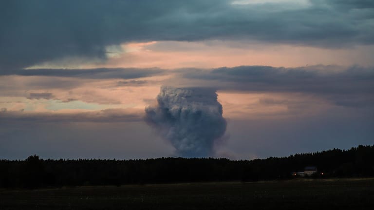 Rauchwolken steigen zwischen Frohnsdorf und Klausdorf (Brandenburg) auf. Rund 300 Einsatzkräfte bekämpfen den Waldbrand südwestlich von Berlin.