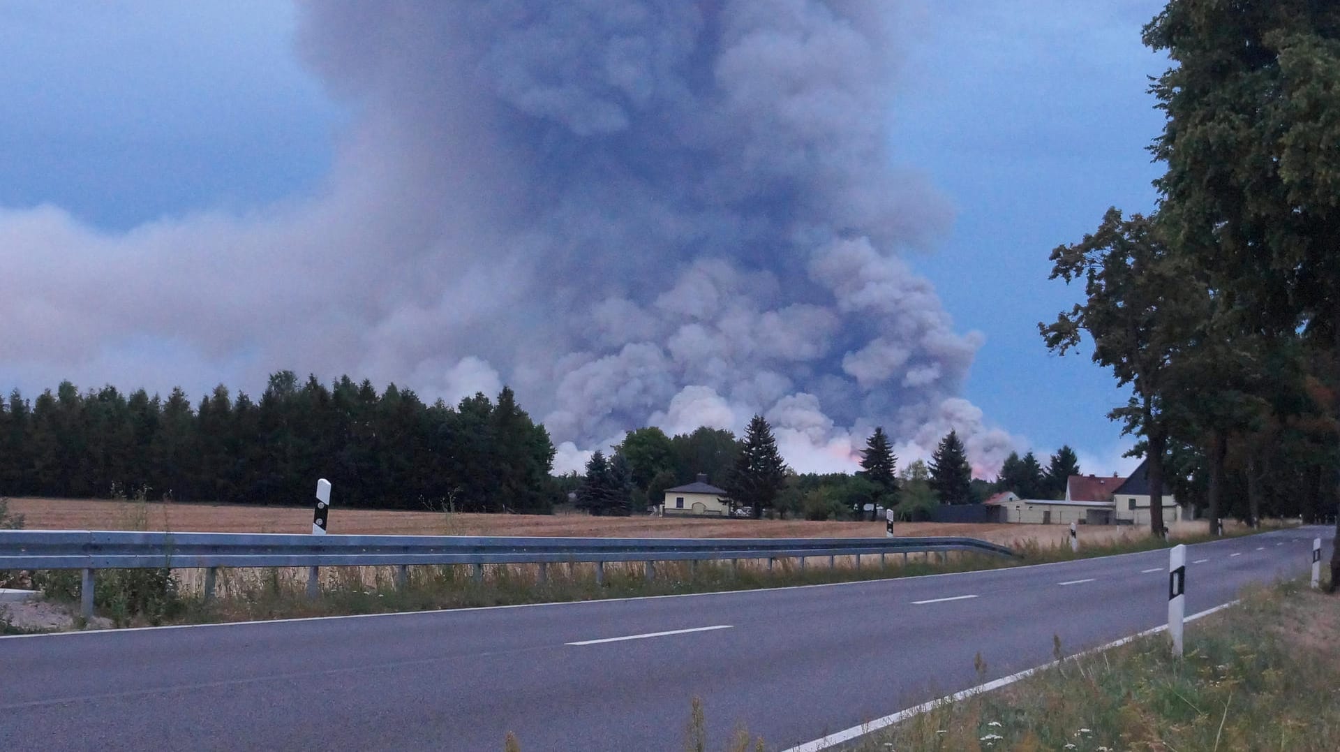 Die Rauchwolken des Waldbrandes ziehen bis in die Innenstädte von Berlin und Potsdam. Bewohner sollen Fenster und Türen geschlossen halten.