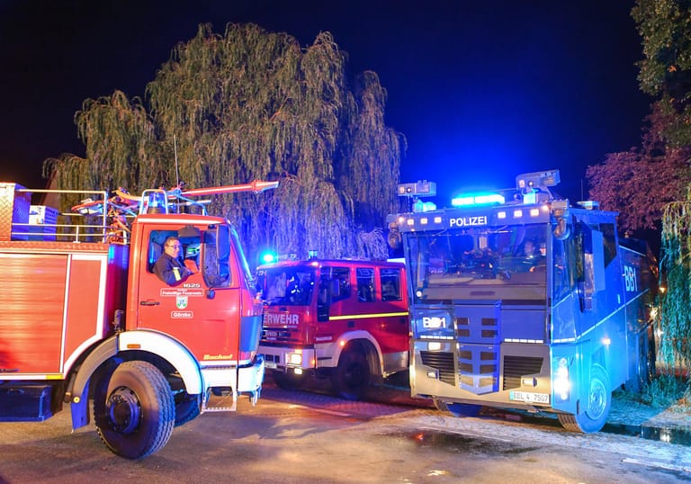 Hunderte Feuerwehrleute sind im Kampf gegen die Flammen im Einsatz. Die Polizei unterstützt mit Wasserwerfern.